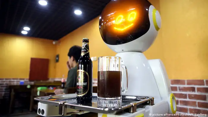 Роботы-официанты в Китае