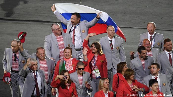 Російський прапор в руках білоруса Андрія Фомочкіна