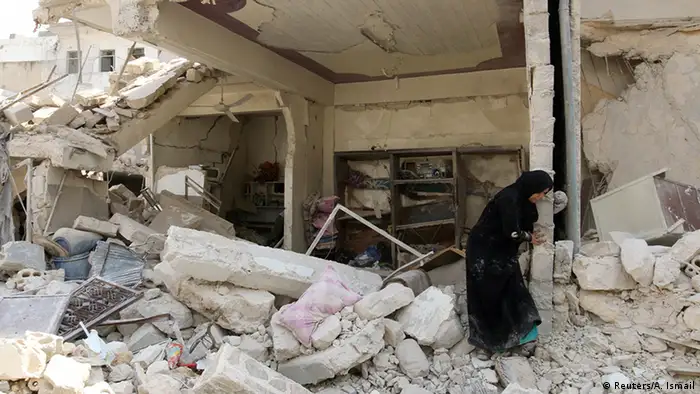 Syrien Krieg - Kämpfe in Aleppo - Frau in zerstörtem Haus