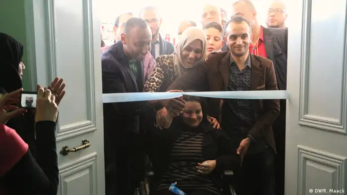 A proud moment: The official opening of Radio Nefzawa’s new studio, with station founder Fahmi Blidaoui (right) (photo: DW/R. Maack)