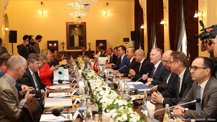 Делегация ЕС за длинным столом переговоров с представителями властей Турции