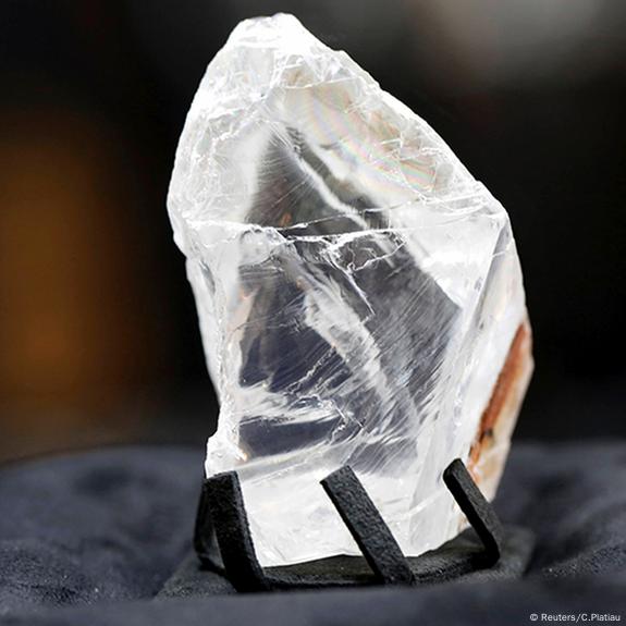 Economia - Diamante bruto é vendido em leilão por preço recorde de US$ 63  milhões
