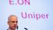 Глава E.on Йоханнес Тайссен на фоне надписей E.on и Uniper Глава E.on Йоханнес Тайссен на фоне надписей E.on и Uniper