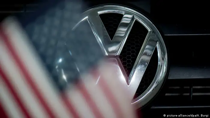 Emblema de VW y bandera estadounidense.