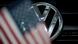 Symbolbild VW in den USA Emblem und US-Flagge Symbolbild VW in den USA Emblem und US-Flagge
