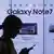 Perfill feminino diante de anúncio do Samsung Galaxy Note 7