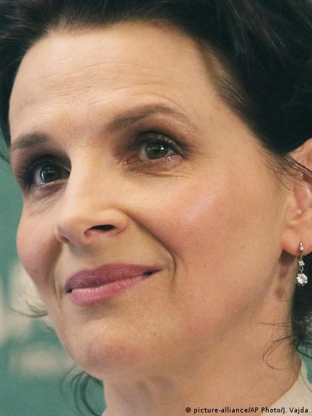 Osiyo ayollarini sikayotgan qora tanli erkaklarning qattiq pornosi