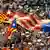 Сотни тысяч демонстрантов в Барселоне растянули над головами гигантский флаг Каталонии