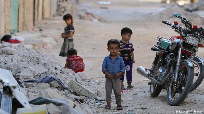 Діти на зруйнованих вулицях сирійського міста Алеппо