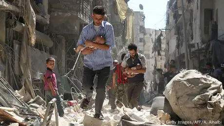 Opfer und Zerstörung nach Luftangriffen nach Aleppo (Foto: Getty Images/AFP)
