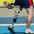 Der Luxemburger Tom Habscheid geht mit seiner Prothese und einer Ersatzprothese in der Hand zum Wettkampf (Foto: Reuters/J. Cairnduff)