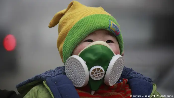 China Atemschutzmasken in Peking (picture-alliance/AP Photo/C. Ning)
