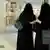 Saudi-Arabien verschleierte Frauen in einer Shopping Mall in Riad
