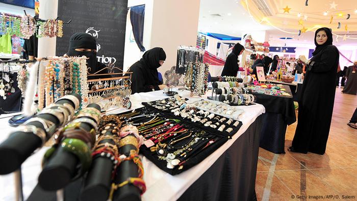Saudi-Arabien Frauen in einer Shopping Mall in Riad