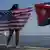 Kuba Yaney Cajigal und Dalwin Valdes mit den Flaggen von USA und Kuba in Havanna