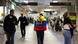 Foto de archivo de una persona con la bandera de Ecuador en un aeropuerto. Foto de archivo de una persona con la bandera de Ecuador en un aeropuerto.
