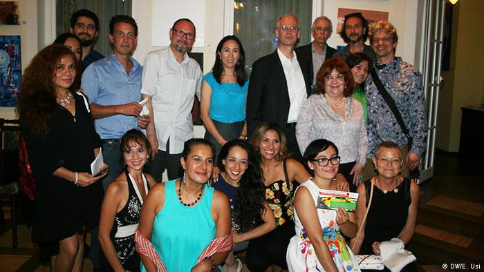 Foto de familia con todos los artistas participantes, el curador, Sascha Hilliger, la agregada cultural de México en Alemania, Susana Garduño y el alcalde del distrito de Pankow, Matthias Köhne.