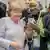 Parlamentarier aus Ghana im Bundestag macht Selfie mit Kanzlerin Angela Merkel (Foto: picture-alliance/dpa/M. Kappeler)