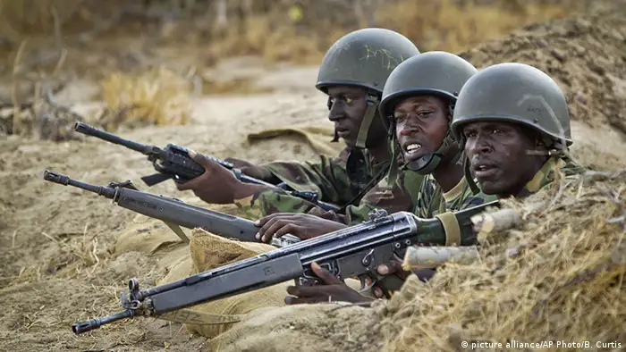 Somalia Kenianische Soldaten im Kampf gegen gegen Al-Shabaab (picture alliance/AP Photo/B. Curtis)
