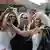 Russland Moskau Putin posiert mit Damen im Brautkostüm