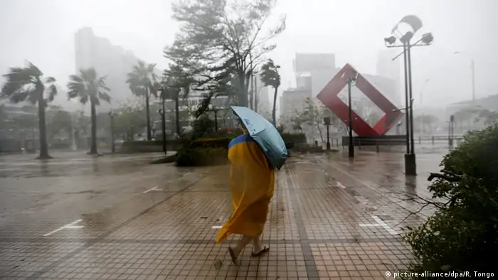 Las autoridades filipinas elevaron hoy el nivel de alerta en todas las regiones del norte del país, donde se espera que el potente tifón Mangkhut, de categoría máxima 5, toque tierra mañana. Se cree que el Mangkhut tocará tierra este sábado (15.09.2018) en Filipinas con posibles efectos tan devastadores como los del supertifón Haiyan de 2013. (14.09.2018).