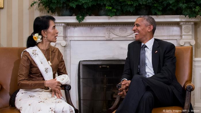Aung San Suu Kyi vista a Obama en Washington.