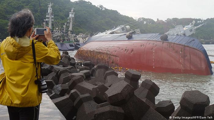 Taiwan Sizihwan Taifun Meranti umgestürztes Schiff