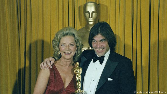 Annual Academy Awards in Los Angeles Oliver Stone und Lauren Bacall