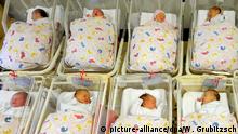 ARCHIV - Viele Babys liegen zusammen auf der Neugeborenenstation im Krankenhaus St. Elisabeth und St. Barbara in Halle in ihren Bettchen, aufgenommen am 05.01.2011. Foto: Waltraud Grubitzsch/dpa (zu dpa «So viele Neugeborene wie seit 15 Jahren nicht - Auch mehr Todesfälle vom 30.06.2016) +++(c) dpa - Bildfunk+++ | Verwendung weltweit © picture-alliance/dpa/W. Grubitzsch