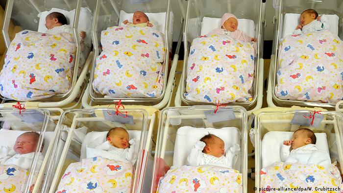 Deutschland Neugeborenenstation im Krankenhaus St. Elisabeth, Halle