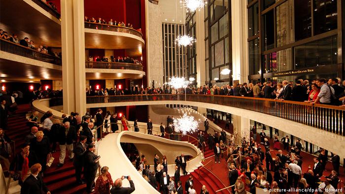 Menschen stehen in der Metropolitan Oper im Lincoln Center in New York