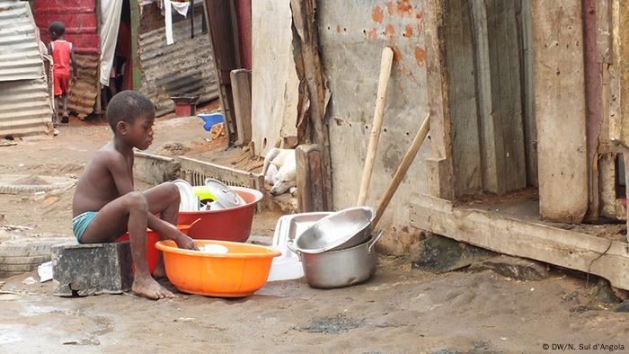 Angola Slum Kinanga in Luanda (DW/N. Sul d'Angola)
