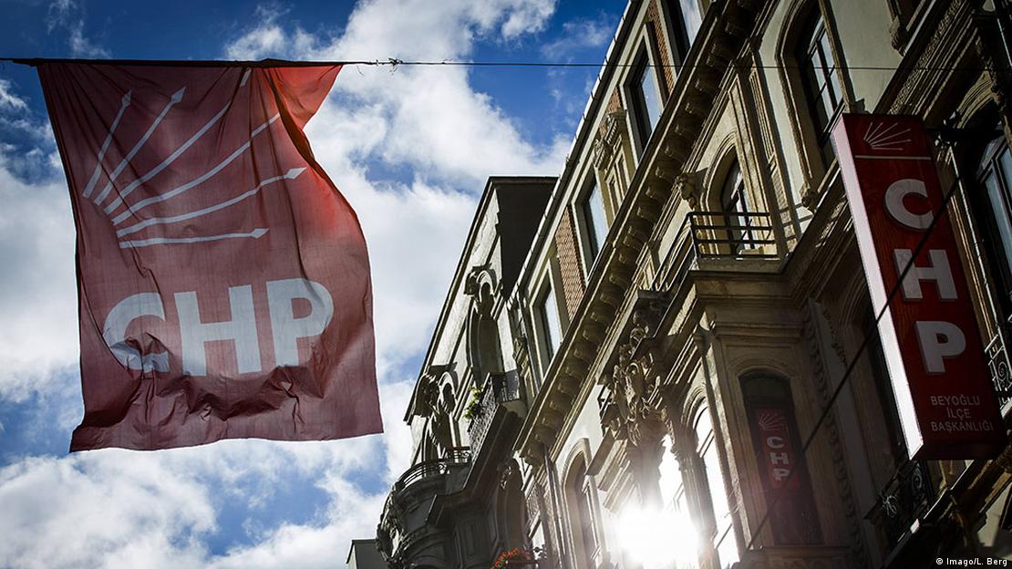 CHP İstanbul Beyoğlu İlçe Teşkilatı binası ve önüne asılmış olan CHP logolu bir bayrak
