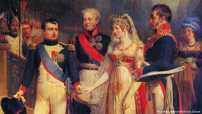 александровка в германии история. 19557037 303. александровка в германии история фото. александровка в германии история-19557037 303. картинка александровка в германии история. картинка 19557037 303. В северной части Потсдама есть место столь русское, какой даже сама Россия никогда не была. Тринадцать типично русских изб, щедро украшенных резьбой, стоят здесь одна возле другой и позади каждой — большой фруктовый сад. Некоторые дома красуются в несколько этажей, а те, что поскромнее, рассредоточены по краям. Кто-то торгует здесь огурцами, кто-то — яблоками. В затесавшемся меж построек кафе подают солянку. Построены эти дома были в 1826 году. Аутентичными они не были никогда.Поселок называется Александровкой, поскольку построен по приказу прусского короля Фридриха Вильгельма III в память о царе Александре I, которым его связывали переменчивые отношения — они были и друзьями, и врагами. В 1812 году король Пруссии взял в плен 62 русских солдата и доставил в Потсдам. Говорят, его тронули их меланхоличные напевы,они стали его солдатским хором и сопровождали прусское войско, развлекая его «песнями с тамбурином и маленькими колокольчиками». Когда Россия и Пруссия стали друзьями, солдаты так и остались при королевском дворе в Потсдаме — царь преподнес их Фридриху Вильгельму в качестве подарка. Ради оставшейся дюжины человек и построили Александровку. Ансамбль срубов, украшенных резными орнаментами, флюгерами, зубчатыми фризами. Этот фронтон принадлежит самому великолепному дому в центре поселка — в нем жил смотритель колонии.Король лично разработал вместе с Петером Йозефом фон Ленне план поселка, имеющий форму ипподрома, рассеченного Андреевским крестом; часть домов стоят напротив друг друга, другие на большом расстоянии.Каждый из певцов русского солдатского хора получил собственный дом со всем хозяйством — вплоть до глиняных горшков, огромным садом, огородом и коровой. От уплаты налогов они были освобождены. Идея была возвышенной, вот только не слишком функциональной. Солдаты не были крестьянами, они не могли себя обеспечивать, прилично выпивали и все чаще слали просительные письма. Вскоре им было разрешено зарабатывать деньги иначе: они стали сдавать комнаты тем берлинцам, что летом стремились попасть в иной, фольклорный мир.За каждым домом простирается большой участок, с которого солдатские певцы должны были кормиться.Курьез не только в том, что в социальном плане поселок не действовал. По сути, в нем есть что-то от Диснейленда; это не русская, а потемкинская деревня: сами срубы таковыми не являются, а представляют собой фахверковые дома, обитые деревом. Деревянная резьба не является традиционно крестьянской, а берет свое начало, скорее, в романтических идеях XIX века. Ее прообразом послужила другая образцовая деревня под Санкт-Петербургом — Глазово. Даже членение чудесного фасада не аутентично и не практично: там, где обозначен главный вход, войти в дом, как правило, невозможно — можно только сбоку. Так что не всегда можно выйти прямо на веранду. Не случайно позднее баварский Король Людвиг II построил Нойшванштайн, идеализированный рыцарский замок: романтика, идеализация сельской жизни и средневековья оставили отпечаток на времени и его искусствах. Так что Александровка соотносится не столько с Россией, сколько с эпохой, в которую возникла.Так выглядела деревня между 1928 и 1944 годами, запечатленная Максом Бауэром.В то время, как одни дома имеют два этажа, другие (особенно те, что по краям поселка) выглядят скромнее. Принцип, однако, один и тот же: имитация сруба и традиционного декора плюс фантазия.На холме возвышается выкрашенный в умилительный розовый цвет православный храм Александра Невского, построенный вместе с поселком и для него предназначенный. Внутри мерцают русские иконы, пахнет ладаном и звучит запись мужского хора.Некогда Александровка была популярным туристическим объектом, но со временем дела пошли все хуже. Хотя архитектурный ансамбль еще во времена ГДР был взят под охрану памятников, сохранился он плохо. Отдельные дома постепенно пришли в упадок, территория заросла, была застроена садовыми домиками. Позже через деревню чуть было не проложили трамвайную линию — сейчас она ее огибает.После объединения Германии инициативы по охране памятников докатились и до деревни. В одном из домов был открыт музей, снова были вытащены на свет божий старинные планы Ленне. Вместо 574 старых фруктовых деревьев были посажены новые. В роскошном доме смотрителя сегодня обосновалось кафе. Большинство домов стали частными — в трех из них до 2013 года еще жили потомки тех самых певцов солдатского хора (с давних пор эти дома не разрешается продавать, а только передавать по наследству, причем по прямой мужской линии). В одном из домов был создан чудесный маленький музей. Так что сегодня Александровка снова превратилась в нарядную идиллию. В жаркие летние дни случается непомерно широкому туристическому автобусу проехать по длинным и обычно пустынным улицам, пересекающимся в виде Андреевского креста. В остальном кажется, что время здесь остановилось. Но это, в сущности, время, которого никогда не было. александровка в германии история. 19557037 303. александровка в германии история фото. александровка в германии история-19557037 303. картинка александровка в германии история. картинка 19557037 303. В северной части Потсдама есть место столь русское, какой даже сама Россия никогда не была. Тринадцать типично русских изб, щедро украшенных резьбой, стоят здесь одна возле другой и позади каждой — большой фруктовый сад. Некоторые дома красуются в несколько этажей, а те, что поскромнее, рассредоточены по краям. Кто-то торгует здесь огурцами, кто-то — яблоками. В затесавшемся меж построек кафе подают солянку. Построены эти дома были в 1826 году. Аутентичными они не были никогда.Поселок называется Александровкой, поскольку построен по приказу прусского короля Фридриха Вильгельма III в память о царе Александре I, которым его связывали переменчивые отношения — они были и друзьями, и врагами. В 1812 году король Пруссии взял в плен 62 русских солдата и доставил в Потсдам. Говорят, его тронули их меланхоличные напевы,они стали его солдатским хором и сопровождали прусское войско, развлекая его «песнями с тамбурином и маленькими колокольчиками». Когда Россия и Пруссия стали друзьями, солдаты так и остались при королевском дворе в Потсдаме — царь преподнес их Фридриху Вильгельму в качестве подарка. Ради оставшейся дюжины человек и построили Александровку. Ансамбль срубов, украшенных резными орнаментами, флюгерами, зубчатыми фризами. Этот фронтон принадлежит самому великолепному дому в центре поселка — в нем жил смотритель колонии.Король лично разработал вместе с Петером Йозефом фон Ленне план поселка, имеющий форму ипподрома, рассеченного Андреевским крестом; часть домов стоят напротив друг друга, другие на большом расстоянии.Каждый из певцов русского солдатского хора получил собственный дом со всем хозяйством — вплоть до глиняных горшков, огромным садом, огородом и коровой. От уплаты налогов они были освобождены. Идея была возвышенной, вот только не слишком функциональной. Солдаты не были крестьянами, они не могли себя обеспечивать, прилично выпивали и все чаще слали просительные письма. Вскоре им было разрешено зарабатывать деньги иначе: они стали сдавать комнаты тем берлинцам, что летом стремились попасть в иной, фольклорный мир.За каждым домом простирается большой участок, с которого солдатские певцы должны были кормиться.Курьез не только в том, что в социальном плане поселок не действовал. По сути, в нем есть что-то от Диснейленда; это не русская, а потемкинская деревня: сами срубы таковыми не являются, а представляют собой фахверковые дома, обитые деревом. Деревянная резьба не является традиционно крестьянской, а берет свое начало, скорее, в романтических идеях XIX века. Ее прообразом послужила другая образцовая деревня под Санкт-Петербургом — Глазово. Даже членение чудесного фасада не аутентично и не практично: там, где обозначен главный вход, войти в дом, как правило, невозможно — можно только сбоку. Так что не всегда можно выйти прямо на веранду. Не случайно позднее баварский Король Людвиг II построил Нойшванштайн, идеализированный рыцарский замок: романтика, идеализация сельской жизни и средневековья оставили отпечаток на времени и его искусствах. Так что Александровка соотносится не столько с Россией, сколько с эпохой, в которую возникла.Так выглядела деревня между 1928 и 1944 годами, запечатленная Максом Бауэром.В то время, как одни дома имеют два этажа, другие (особенно те, что по краям поселка) выглядят скромнее. Принцип, однако, один и тот же: имитация сруба и традиционного декора плюс фантазия.На холме возвышается выкрашенный в умилительный розовый цвет православный храм Александра Невского, построенный вместе с поселком и для него предназначенный. Внутри мерцают русские иконы, пахнет ладаном и звучит запись мужского хора.Некогда Александровка была популярным туристическим объектом, но со временем дела пошли все хуже. Хотя архитектурный ансамбль еще во времена ГДР был взят под охрану памятников, сохранился он плохо. Отдельные дома постепенно пришли в упадок, территория заросла, была застроена садовыми домиками. Позже через деревню чуть было не проложили трамвайную линию — сейчас она ее огибает.После объединения Германии инициативы по охране памятников докатились и до деревни. В одном из домов был открыт музей, снова были вытащены на свет божий старинные планы Ленне. Вместо 574 старых фруктовых деревьев были посажены новые. В роскошном доме смотрителя сегодня обосновалось кафе. Большинство домов стали частными — в трех из них до 2013 года еще жили потомки тех самых певцов солдатского хора (с давних пор эти дома не разрешается продавать, а только передавать по наследству, причем по прямой мужской линии). В одном из домов был создан чудесный маленький музей. Так что сегодня Александровка снова превратилась в нарядную идиллию. В жаркие летние дни случается непомерно широкому туристическому автобусу проехать по длинным и обычно пустынным улицам, пересекающимся в виде Андреевского креста. В остальном кажется, что время здесь остановилось. Но это, в сущности, время, которого никогда не было.