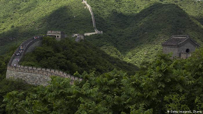 Tembok Besar Cina yang membentang sepanjang lebih 21.000 km