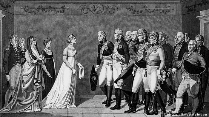 александровка в германии история. 19557436 303. александровка в германии история фото. александровка в германии история-19557436 303. картинка александровка в германии история. картинка 19557436 303. В северной части Потсдама есть место столь русское, какой даже сама Россия никогда не была. Тринадцать типично русских изб, щедро украшенных резьбой, стоят здесь одна возле другой и позади каждой — большой фруктовый сад. Некоторые дома красуются в несколько этажей, а те, что поскромнее, рассредоточены по краям. Кто-то торгует здесь огурцами, кто-то — яблоками. В затесавшемся меж построек кафе подают солянку. Построены эти дома были в 1826 году. Аутентичными они не были никогда.Поселок называется Александровкой, поскольку построен по приказу прусского короля Фридриха Вильгельма III в память о царе Александре I, которым его связывали переменчивые отношения — они были и друзьями, и врагами. В 1812 году король Пруссии взял в плен 62 русских солдата и доставил в Потсдам. Говорят, его тронули их меланхоличные напевы,они стали его солдатским хором и сопровождали прусское войско, развлекая его «песнями с тамбурином и маленькими колокольчиками». Когда Россия и Пруссия стали друзьями, солдаты так и остались при королевском дворе в Потсдаме — царь преподнес их Фридриху Вильгельму в качестве подарка. Ради оставшейся дюжины человек и построили Александровку. Ансамбль срубов, украшенных резными орнаментами, флюгерами, зубчатыми фризами. Этот фронтон принадлежит самому великолепному дому в центре поселка — в нем жил смотритель колонии.Король лично разработал вместе с Петером Йозефом фон Ленне план поселка, имеющий форму ипподрома, рассеченного Андреевским крестом; часть домов стоят напротив друг друга, другие на большом расстоянии.Каждый из певцов русского солдатского хора получил собственный дом со всем хозяйством — вплоть до глиняных горшков, огромным садом, огородом и коровой. От уплаты налогов они были освобождены. Идея была возвышенной, вот только не слишком функциональной. Солдаты не были крестьянами, они не могли себя обеспечивать, прилично выпивали и все чаще слали просительные письма. Вскоре им было разрешено зарабатывать деньги иначе: они стали сдавать комнаты тем берлинцам, что летом стремились попасть в иной, фольклорный мир.За каждым домом простирается большой участок, с которого солдатские певцы должны были кормиться.Курьез не только в том, что в социальном плане поселок не действовал. По сути, в нем есть что-то от Диснейленда; это не русская, а потемкинская деревня: сами срубы таковыми не являются, а представляют собой фахверковые дома, обитые деревом. Деревянная резьба не является традиционно крестьянской, а берет свое начало, скорее, в романтических идеях XIX века. Ее прообразом послужила другая образцовая деревня под Санкт-Петербургом — Глазово. Даже членение чудесного фасада не аутентично и не практично: там, где обозначен главный вход, войти в дом, как правило, невозможно — можно только сбоку. Так что не всегда можно выйти прямо на веранду. Не случайно позднее баварский Король Людвиг II построил Нойшванштайн, идеализированный рыцарский замок: романтика, идеализация сельской жизни и средневековья оставили отпечаток на времени и его искусствах. Так что Александровка соотносится не столько с Россией, сколько с эпохой, в которую возникла.Так выглядела деревня между 1928 и 1944 годами, запечатленная Максом Бауэром.В то время, как одни дома имеют два этажа, другие (особенно те, что по краям поселка) выглядят скромнее. Принцип, однако, один и тот же: имитация сруба и традиционного декора плюс фантазия.На холме возвышается выкрашенный в умилительный розовый цвет православный храм Александра Невского, построенный вместе с поселком и для него предназначенный. Внутри мерцают русские иконы, пахнет ладаном и звучит запись мужского хора.Некогда Александровка была популярным туристическим объектом, но со временем дела пошли все хуже. Хотя архитектурный ансамбль еще во времена ГДР был взят под охрану памятников, сохранился он плохо. Отдельные дома постепенно пришли в упадок, территория заросла, была застроена садовыми домиками. Позже через деревню чуть было не проложили трамвайную линию — сейчас она ее огибает.После объединения Германии инициативы по охране памятников докатились и до деревни. В одном из домов был открыт музей, снова были вытащены на свет божий старинные планы Ленне. Вместо 574 старых фруктовых деревьев были посажены новые. В роскошном доме смотрителя сегодня обосновалось кафе. Большинство домов стали частными — в трех из них до 2013 года еще жили потомки тех самых певцов солдатского хора (с давних пор эти дома не разрешается продавать, а только передавать по наследству, причем по прямой мужской линии). В одном из домов был создан чудесный маленький музей. Так что сегодня Александровка снова превратилась в нарядную идиллию. В жаркие летние дни случается непомерно широкому туристическому автобусу проехать по длинным и обычно пустынным улицам, пересекающимся в виде Андреевского креста. В остальном кажется, что время здесь остановилось. Но это, в сущности, время, которого никогда не было. александровка в германии история. 19557436 303. александровка в германии история фото. александровка в германии история-19557436 303. картинка александровка в германии история. картинка 19557436 303. В северной части Потсдама есть место столь русское, какой даже сама Россия никогда не была. Тринадцать типично русских изб, щедро украшенных резьбой, стоят здесь одна возле другой и позади каждой — большой фруктовый сад. Некоторые дома красуются в несколько этажей, а те, что поскромнее, рассредоточены по краям. Кто-то торгует здесь огурцами, кто-то — яблоками. В затесавшемся меж построек кафе подают солянку. Построены эти дома были в 1826 году. Аутентичными они не были никогда.Поселок называется Александровкой, поскольку построен по приказу прусского короля Фридриха Вильгельма III в память о царе Александре I, которым его связывали переменчивые отношения — они были и друзьями, и врагами. В 1812 году король Пруссии взял в плен 62 русских солдата и доставил в Потсдам. Говорят, его тронули их меланхоличные напевы,они стали его солдатским хором и сопровождали прусское войско, развлекая его «песнями с тамбурином и маленькими колокольчиками». Когда Россия и Пруссия стали друзьями, солдаты так и остались при королевском дворе в Потсдаме — царь преподнес их Фридриху Вильгельму в качестве подарка. Ради оставшейся дюжины человек и построили Александровку. Ансамбль срубов, украшенных резными орнаментами, флюгерами, зубчатыми фризами. Этот фронтон принадлежит самому великолепному дому в центре поселка — в нем жил смотритель колонии.Король лично разработал вместе с Петером Йозефом фон Ленне план поселка, имеющий форму ипподрома, рассеченного Андреевским крестом; часть домов стоят напротив друг друга, другие на большом расстоянии.Каждый из певцов русского солдатского хора получил собственный дом со всем хозяйством — вплоть до глиняных горшков, огромным садом, огородом и коровой. От уплаты налогов они были освобождены. Идея была возвышенной, вот только не слишком функциональной. Солдаты не были крестьянами, они не могли себя обеспечивать, прилично выпивали и все чаще слали просительные письма. Вскоре им было разрешено зарабатывать деньги иначе: они стали сдавать комнаты тем берлинцам, что летом стремились попасть в иной, фольклорный мир.За каждым домом простирается большой участок, с которого солдатские певцы должны были кормиться.Курьез не только в том, что в социальном плане поселок не действовал. По сути, в нем есть что-то от Диснейленда; это не русская, а потемкинская деревня: сами срубы таковыми не являются, а представляют собой фахверковые дома, обитые деревом. Деревянная резьба не является традиционно крестьянской, а берет свое начало, скорее, в романтических идеях XIX века. Ее прообразом послужила другая образцовая деревня под Санкт-Петербургом — Глазово. Даже членение чудесного фасада не аутентично и не практично: там, где обозначен главный вход, войти в дом, как правило, невозможно — можно только сбоку. Так что не всегда можно выйти прямо на веранду. Не случайно позднее баварский Король Людвиг II построил Нойшванштайн, идеализированный рыцарский замок: романтика, идеализация сельской жизни и средневековья оставили отпечаток на времени и его искусствах. Так что Александровка соотносится не столько с Россией, сколько с эпохой, в которую возникла.Так выглядела деревня между 1928 и 1944 годами, запечатленная Максом Бауэром.В то время, как одни дома имеют два этажа, другие (особенно те, что по краям поселка) выглядят скромнее. Принцип, однако, один и тот же: имитация сруба и традиционного декора плюс фантазия.На холме возвышается выкрашенный в умилительный розовый цвет православный храм Александра Невского, построенный вместе с поселком и для него предназначенный. Внутри мерцают русские иконы, пахнет ладаном и звучит запись мужского хора.Некогда Александровка была популярным туристическим объектом, но со временем дела пошли все хуже. Хотя архитектурный ансамбль еще во времена ГДР был взят под охрану памятников, сохранился он плохо. Отдельные дома постепенно пришли в упадок, территория заросла, была застроена садовыми домиками. Позже через деревню чуть было не проложили трамвайную линию — сейчас она ее огибает.После объединения Германии инициативы по охране памятников докатились и до деревни. В одном из домов был открыт музей, снова были вытащены на свет божий старинные планы Ленне. Вместо 574 старых фруктовых деревьев были посажены новые. В роскошном доме смотрителя сегодня обосновалось кафе. Большинство домов стали частными — в трех из них до 2013 года еще жили потомки тех самых певцов солдатского хора (с давних пор эти дома не разрешается продавать, а только передавать по наследству, причем по прямой мужской линии). В одном из домов был создан чудесный маленький музей. Так что сегодня Александровка снова превратилась в нарядную идиллию. В жаркие летние дни случается непомерно широкому туристическому автобусу проехать по длинным и обычно пустынным улицам, пересекающимся в виде Андреевского креста. В остальном кажется, что время здесь остановилось. Но это, в сущности, время, которого никогда не было.