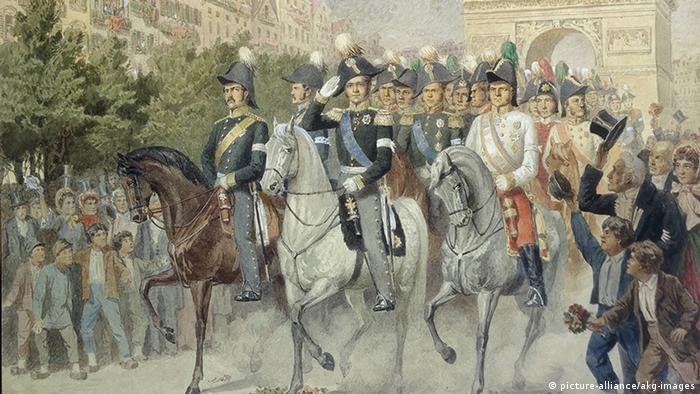 александровка в германии история. 19557461 303. александровка в германии история фото. александровка в германии история-19557461 303. картинка александровка в германии история. картинка 19557461 303. В северной части Потсдама есть место столь русское, какой даже сама Россия никогда не была. Тринадцать типично русских изб, щедро украшенных резьбой, стоят здесь одна возле другой и позади каждой — большой фруктовый сад. Некоторые дома красуются в несколько этажей, а те, что поскромнее, рассредоточены по краям. Кто-то торгует здесь огурцами, кто-то — яблоками. В затесавшемся меж построек кафе подают солянку. Построены эти дома были в 1826 году. Аутентичными они не были никогда.Поселок называется Александровкой, поскольку построен по приказу прусского короля Фридриха Вильгельма III в память о царе Александре I, которым его связывали переменчивые отношения — они были и друзьями, и врагами. В 1812 году король Пруссии взял в плен 62 русских солдата и доставил в Потсдам. Говорят, его тронули их меланхоличные напевы,они стали его солдатским хором и сопровождали прусское войско, развлекая его «песнями с тамбурином и маленькими колокольчиками». Когда Россия и Пруссия стали друзьями, солдаты так и остались при королевском дворе в Потсдаме — царь преподнес их Фридриху Вильгельму в качестве подарка. Ради оставшейся дюжины человек и построили Александровку. Ансамбль срубов, украшенных резными орнаментами, флюгерами, зубчатыми фризами. Этот фронтон принадлежит самому великолепному дому в центре поселка — в нем жил смотритель колонии.Король лично разработал вместе с Петером Йозефом фон Ленне план поселка, имеющий форму ипподрома, рассеченного Андреевским крестом; часть домов стоят напротив друг друга, другие на большом расстоянии.Каждый из певцов русского солдатского хора получил собственный дом со всем хозяйством — вплоть до глиняных горшков, огромным садом, огородом и коровой. От уплаты налогов они были освобождены. Идея была возвышенной, вот только не слишком функциональной. Солдаты не были крестьянами, они не могли себя обеспечивать, прилично выпивали и все чаще слали просительные письма. Вскоре им было разрешено зарабатывать деньги иначе: они стали сдавать комнаты тем берлинцам, что летом стремились попасть в иной, фольклорный мир.За каждым домом простирается большой участок, с которого солдатские певцы должны были кормиться.Курьез не только в том, что в социальном плане поселок не действовал. По сути, в нем есть что-то от Диснейленда; это не русская, а потемкинская деревня: сами срубы таковыми не являются, а представляют собой фахверковые дома, обитые деревом. Деревянная резьба не является традиционно крестьянской, а берет свое начало, скорее, в романтических идеях XIX века. Ее прообразом послужила другая образцовая деревня под Санкт-Петербургом — Глазово. Даже членение чудесного фасада не аутентично и не практично: там, где обозначен главный вход, войти в дом, как правило, невозможно — можно только сбоку. Так что не всегда можно выйти прямо на веранду. Не случайно позднее баварский Король Людвиг II построил Нойшванштайн, идеализированный рыцарский замок: романтика, идеализация сельской жизни и средневековья оставили отпечаток на времени и его искусствах. Так что Александровка соотносится не столько с Россией, сколько с эпохой, в которую возникла.Так выглядела деревня между 1928 и 1944 годами, запечатленная Максом Бауэром.В то время, как одни дома имеют два этажа, другие (особенно те, что по краям поселка) выглядят скромнее. Принцип, однако, один и тот же: имитация сруба и традиционного декора плюс фантазия.На холме возвышается выкрашенный в умилительный розовый цвет православный храм Александра Невского, построенный вместе с поселком и для него предназначенный. Внутри мерцают русские иконы, пахнет ладаном и звучит запись мужского хора.Некогда Александровка была популярным туристическим объектом, но со временем дела пошли все хуже. Хотя архитектурный ансамбль еще во времена ГДР был взят под охрану памятников, сохранился он плохо. Отдельные дома постепенно пришли в упадок, территория заросла, была застроена садовыми домиками. Позже через деревню чуть было не проложили трамвайную линию — сейчас она ее огибает.После объединения Германии инициативы по охране памятников докатились и до деревни. В одном из домов был открыт музей, снова были вытащены на свет божий старинные планы Ленне. Вместо 574 старых фруктовых деревьев были посажены новые. В роскошном доме смотрителя сегодня обосновалось кафе. Большинство домов стали частными — в трех из них до 2013 года еще жили потомки тех самых певцов солдатского хора (с давних пор эти дома не разрешается продавать, а только передавать по наследству, причем по прямой мужской линии). В одном из домов был создан чудесный маленький музей. Так что сегодня Александровка снова превратилась в нарядную идиллию. В жаркие летние дни случается непомерно широкому туристическому автобусу проехать по длинным и обычно пустынным улицам, пересекающимся в виде Андреевского креста. В остальном кажется, что время здесь остановилось. Но это, в сущности, время, которого никогда не было. александровка в германии история. 19557461 303. александровка в германии история фото. александровка в германии история-19557461 303. картинка александровка в германии история. картинка 19557461 303. В северной части Потсдама есть место столь русское, какой даже сама Россия никогда не была. Тринадцать типично русских изб, щедро украшенных резьбой, стоят здесь одна возле другой и позади каждой — большой фруктовый сад. Некоторые дома красуются в несколько этажей, а те, что поскромнее, рассредоточены по краям. Кто-то торгует здесь огурцами, кто-то — яблоками. В затесавшемся меж построек кафе подают солянку. Построены эти дома были в 1826 году. Аутентичными они не были никогда.Поселок называется Александровкой, поскольку построен по приказу прусского короля Фридриха Вильгельма III в память о царе Александре I, которым его связывали переменчивые отношения — они были и друзьями, и врагами. В 1812 году король Пруссии взял в плен 62 русских солдата и доставил в Потсдам. Говорят, его тронули их меланхоличные напевы,они стали его солдатским хором и сопровождали прусское войско, развлекая его «песнями с тамбурином и маленькими колокольчиками». Когда Россия и Пруссия стали друзьями, солдаты так и остались при королевском дворе в Потсдаме — царь преподнес их Фридриху Вильгельму в качестве подарка. Ради оставшейся дюжины человек и построили Александровку. Ансамбль срубов, украшенных резными орнаментами, флюгерами, зубчатыми фризами. Этот фронтон принадлежит самому великолепному дому в центре поселка — в нем жил смотритель колонии.Король лично разработал вместе с Петером Йозефом фон Ленне план поселка, имеющий форму ипподрома, рассеченного Андреевским крестом; часть домов стоят напротив друг друга, другие на большом расстоянии.Каждый из певцов русского солдатского хора получил собственный дом со всем хозяйством — вплоть до глиняных горшков, огромным садом, огородом и коровой. От уплаты налогов они были освобождены. Идея была возвышенной, вот только не слишком функциональной. Солдаты не были крестьянами, они не могли себя обеспечивать, прилично выпивали и все чаще слали просительные письма. Вскоре им было разрешено зарабатывать деньги иначе: они стали сдавать комнаты тем берлинцам, что летом стремились попасть в иной, фольклорный мир.За каждым домом простирается большой участок, с которого солдатские певцы должны были кормиться.Курьез не только в том, что в социальном плане поселок не действовал. По сути, в нем есть что-то от Диснейленда; это не русская, а потемкинская деревня: сами срубы таковыми не являются, а представляют собой фахверковые дома, обитые деревом. Деревянная резьба не является традиционно крестьянской, а берет свое начало, скорее, в романтических идеях XIX века. Ее прообразом послужила другая образцовая деревня под Санкт-Петербургом — Глазово. Даже членение чудесного фасада не аутентично и не практично: там, где обозначен главный вход, войти в дом, как правило, невозможно — можно только сбоку. Так что не всегда можно выйти прямо на веранду. Не случайно позднее баварский Король Людвиг II построил Нойшванштайн, идеализированный рыцарский замок: романтика, идеализация сельской жизни и средневековья оставили отпечаток на времени и его искусствах. Так что Александровка соотносится не столько с Россией, сколько с эпохой, в которую возникла.Так выглядела деревня между 1928 и 1944 годами, запечатленная Максом Бауэром.В то время, как одни дома имеют два этажа, другие (особенно те, что по краям поселка) выглядят скромнее. Принцип, однако, один и тот же: имитация сруба и традиционного декора плюс фантазия.На холме возвышается выкрашенный в умилительный розовый цвет православный храм Александра Невского, построенный вместе с поселком и для него предназначенный. Внутри мерцают русские иконы, пахнет ладаном и звучит запись мужского хора.Некогда Александровка была популярным туристическим объектом, но со временем дела пошли все хуже. Хотя архитектурный ансамбль еще во времена ГДР был взят под охрану памятников, сохранился он плохо. Отдельные дома постепенно пришли в упадок, территория заросла, была застроена садовыми домиками. Позже через деревню чуть было не проложили трамвайную линию — сейчас она ее огибает.После объединения Германии инициативы по охране памятников докатились и до деревни. В одном из домов был открыт музей, снова были вытащены на свет божий старинные планы Ленне. Вместо 574 старых фруктовых деревьев были посажены новые. В роскошном доме смотрителя сегодня обосновалось кафе. Большинство домов стали частными — в трех из них до 2013 года еще жили потомки тех самых певцов солдатского хора (с давних пор эти дома не разрешается продавать, а только передавать по наследству, причем по прямой мужской линии). В одном из домов был создан чудесный маленький музей. Так что сегодня Александровка снова превратилась в нарядную идиллию. В жаркие летние дни случается непомерно широкому туристическому автобусу проехать по длинным и обычно пустынным улицам, пересекающимся в виде Андреевского креста. В остальном кажется, что время здесь остановилось. Но это, в сущности, время, которого никогда не было.