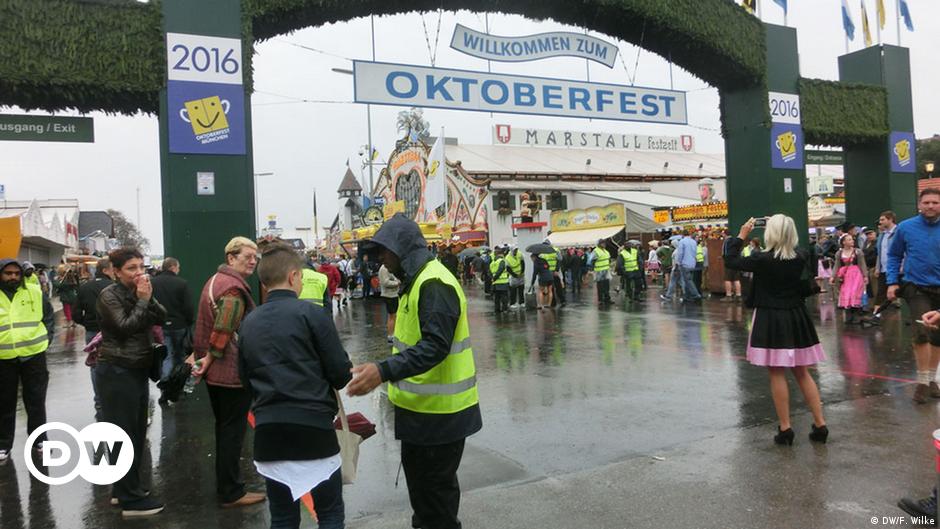 Has The Oktoberfest Become The Oktoberfortress Germany News And In Depth Reporting From Berlin And Beyond Dw 18 09 16