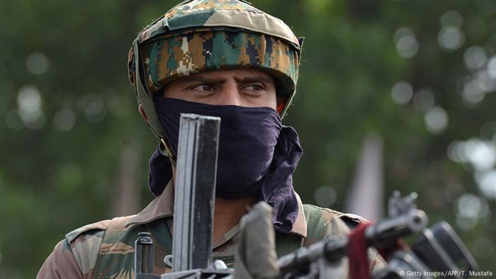 Indien Kaschmir Indischer Soldat (Getty Images/AFP/T. Mustafa)
