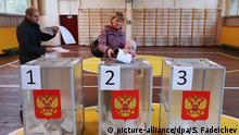 18.09.2016 *** MOSCOW REGION, RUSSIA - SEPTEMBER 18, 2016: People cast their ballots at a polling station during the 2016 Russian parliamentary election. Sergei Fadeichev/TASS Copyright: picture-alliance/dpa/S. Fadeichev