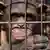 Schimpanse hinter Gittern
