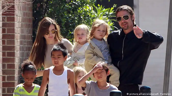 Angelina Jolie und Brad Pitt und ihre sechs Kinder (Foto: picture-alliance/abaca/E. Pantaleo)