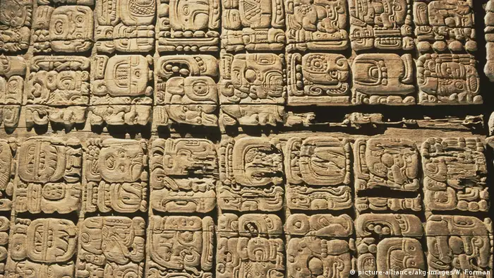 Jeroglíficos de las ruinas de Tikal.