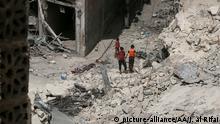 22.09.2016 ***ALEPPO, SYRIA - SEPTEMBER 22: Debris of the buildings are seen after the Syrian army hit the residential area with barrel bombs over opposition controlled Sukeri neighborhood of Aleppo, Syria on September 22, 2016. It is reported that 9 people were killed 15 people wounded after the attack. Jawad al Rifai / Anadolu Agency | © picture-alliance/AA/J. al Rifai