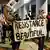 "Resistência é lindo": manifestantes carregam cartaz durante protesto na madrugada desta sexta-feira