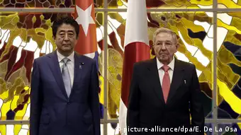 Präsident von Kuba Raul Castro und der Premierminister von Japan Shinzo Abe