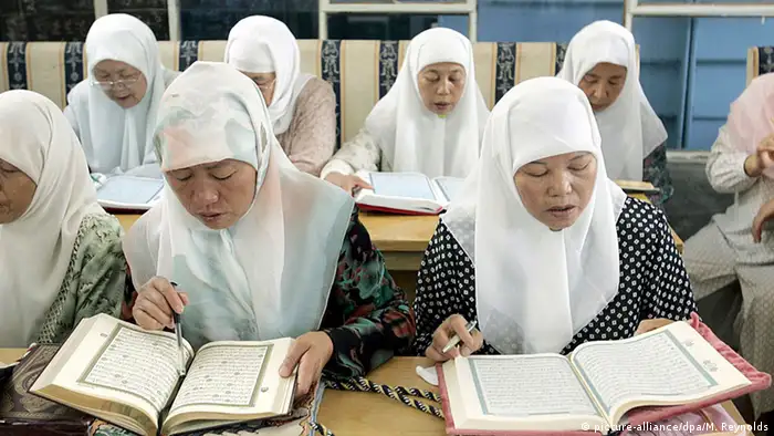 China Islamische Frauen lesen den Koran in Yinchuan (picture-alliance/dpa/M. Reynolds)