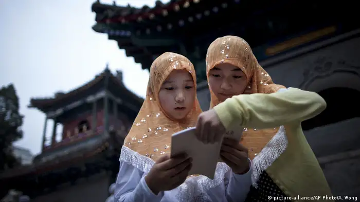 China Hui-Mädchen vor der Niujie-Moschee (picture-alliance/AP Photo/A. Wong)