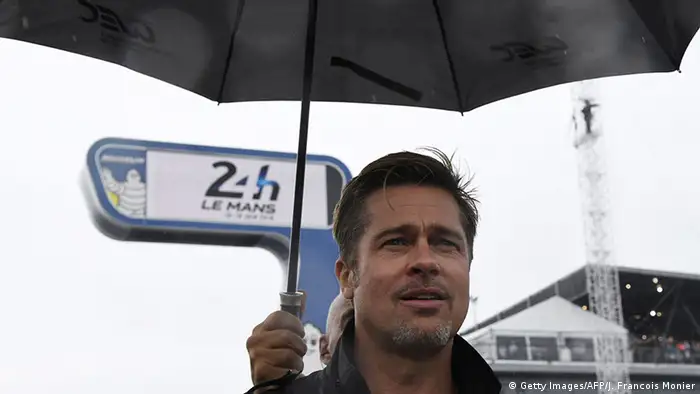 Frankreich - Brad Pitt steht im Regen bei 24 Rennen von Le Mans
