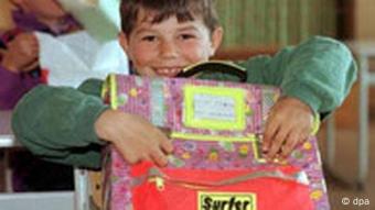 Lachendes Kind mit Schulranzen (Foto: AP)